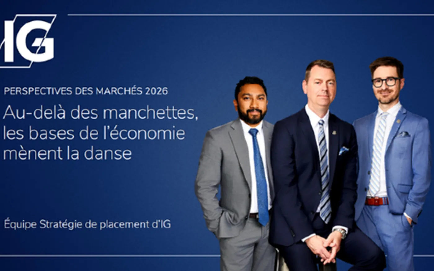 Trois personnes debout posant pour une photo