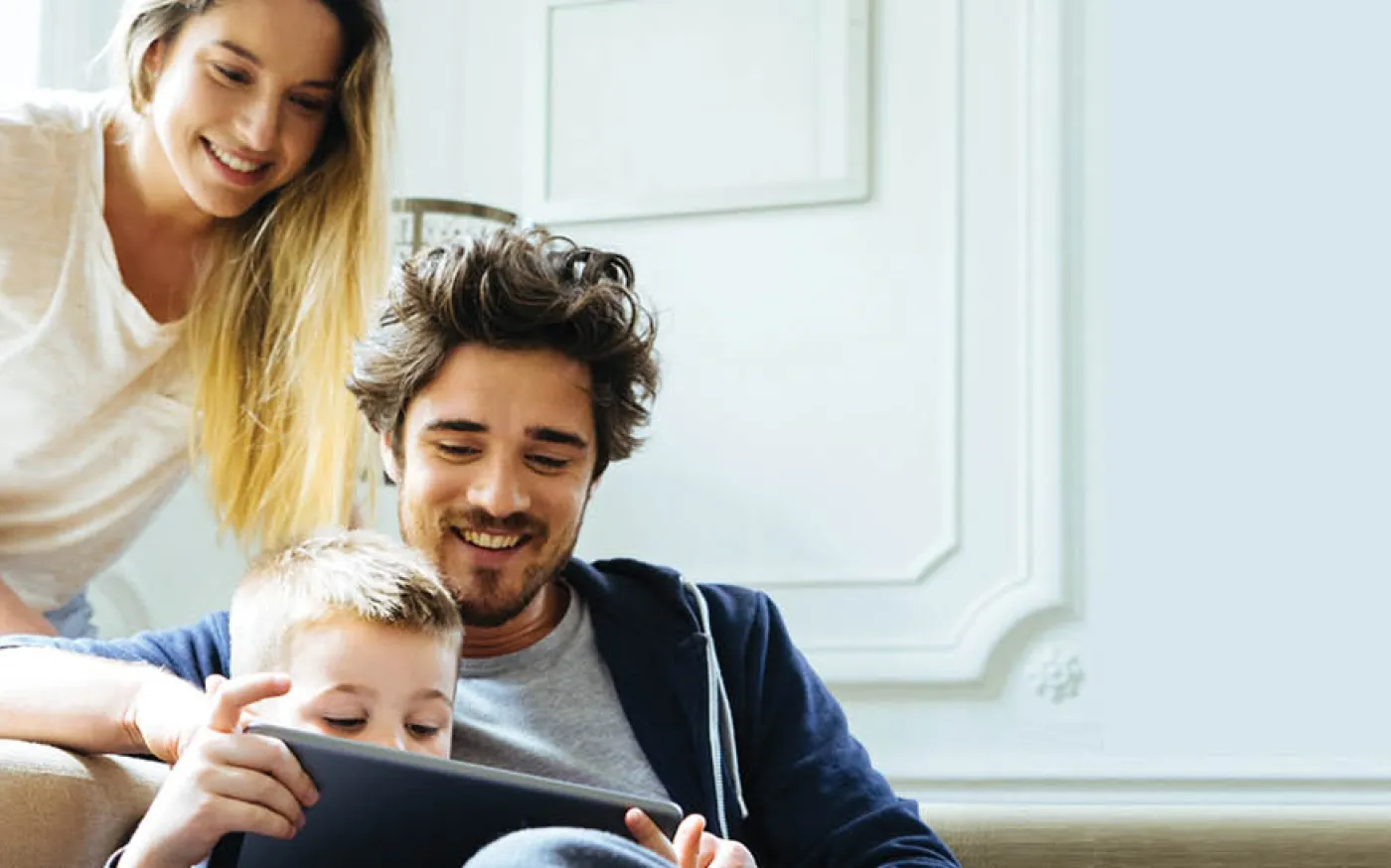 les parents qui surveillent les enfants qui jouent à des jeux vidéo