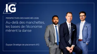 Trois personnes debout posant pour une photo