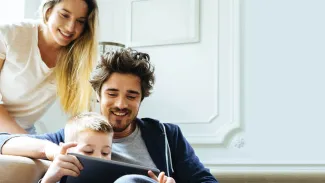 les parents qui surveillent les enfants qui jouent à des jeux vidéo