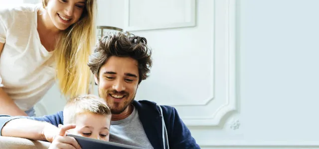 les parents qui surveillent les enfants qui jouent à des jeux vidéo